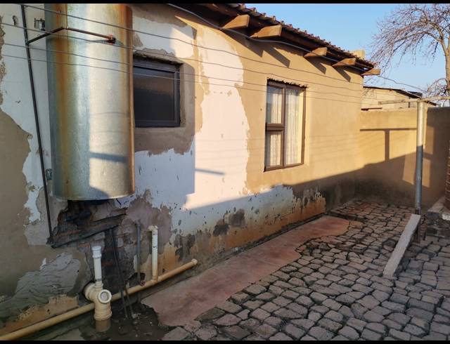 2 BEDROOM HOUSE FOR SALE IN TSAKANE